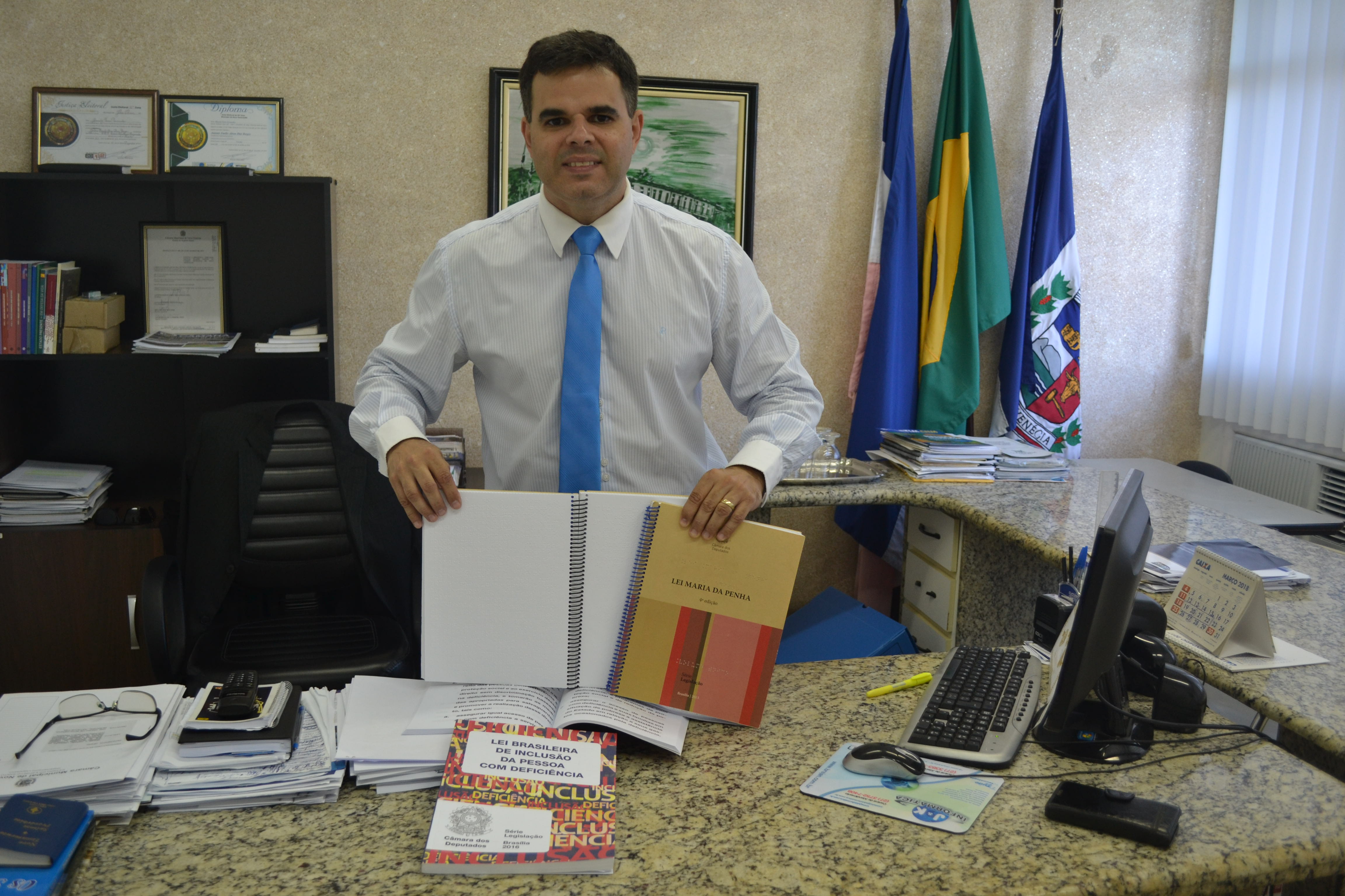 Câmara recebe livros com leitura especial para deficientes visuais