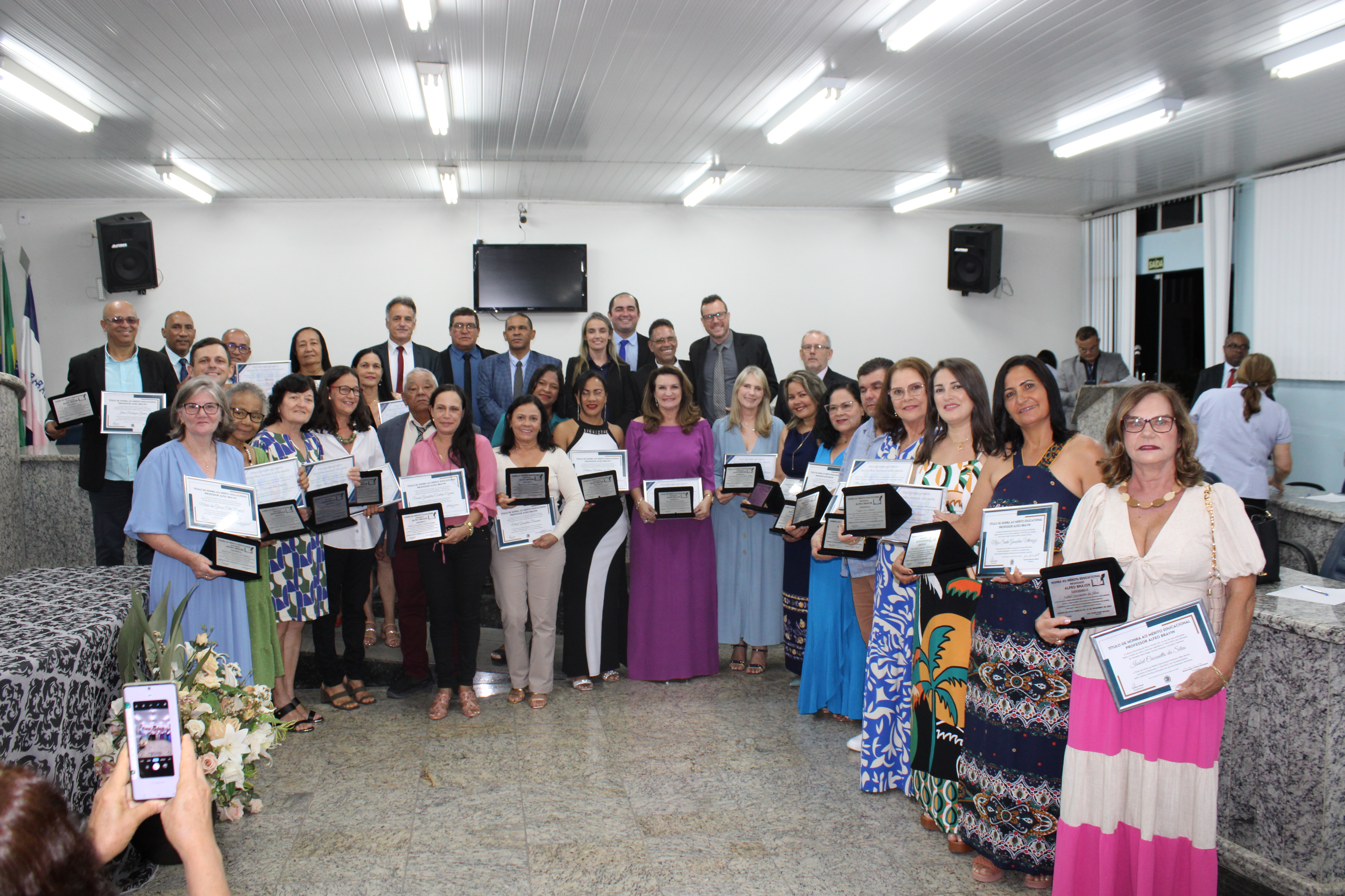 Câmara Municipal de Nova Venécia entrega Título de Honra ao Mérito Educacional Professor Alfeo Bravin