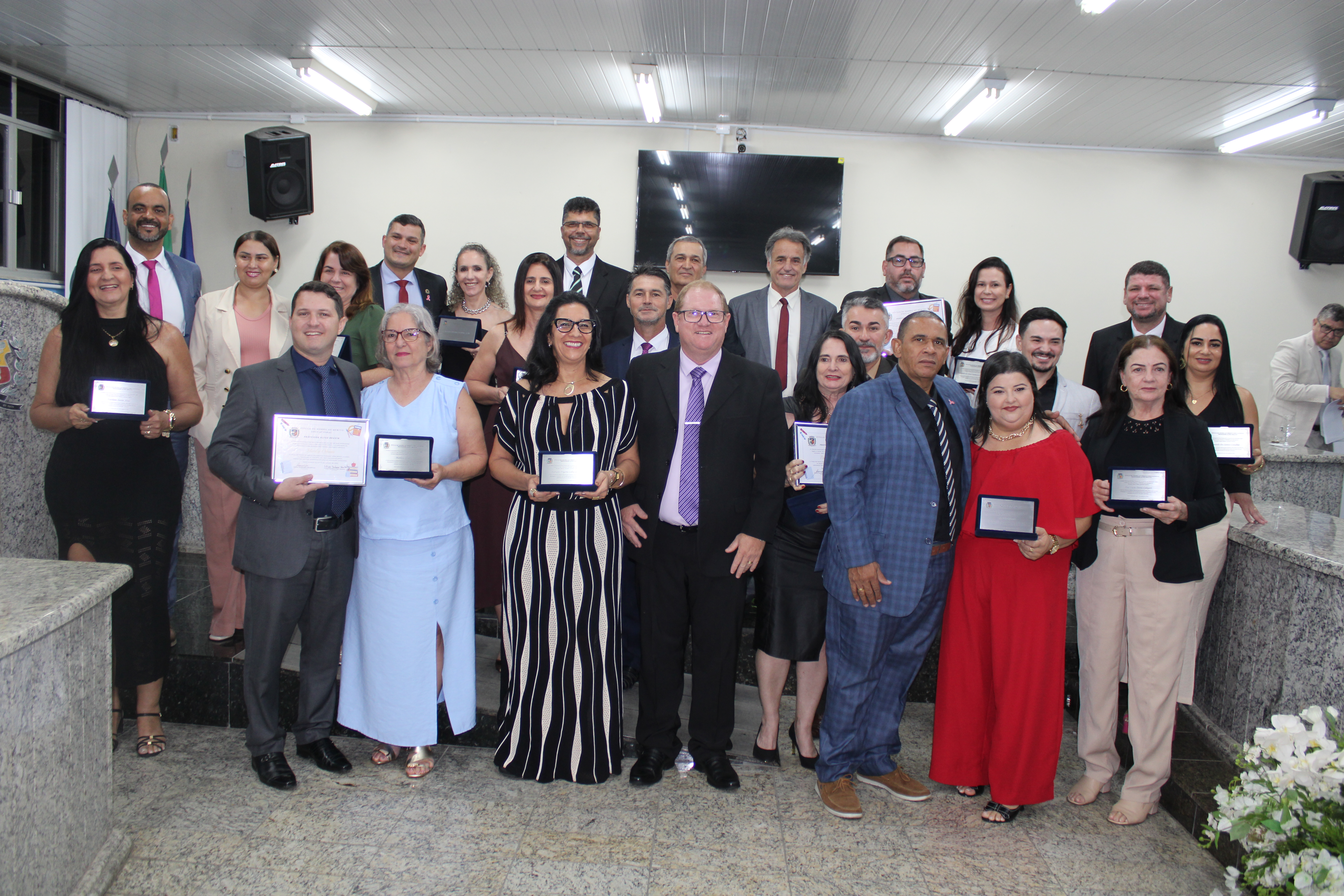 Câmara Municipal entrega Título de Honra ao Mérito Educacional Professor Alfeo Bravin