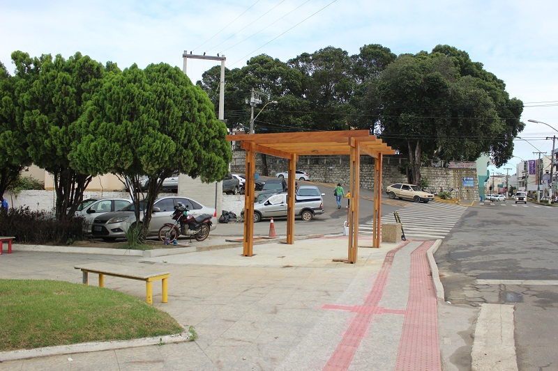 Praça da Câmara ganha Calçada Cidadã e pergolado