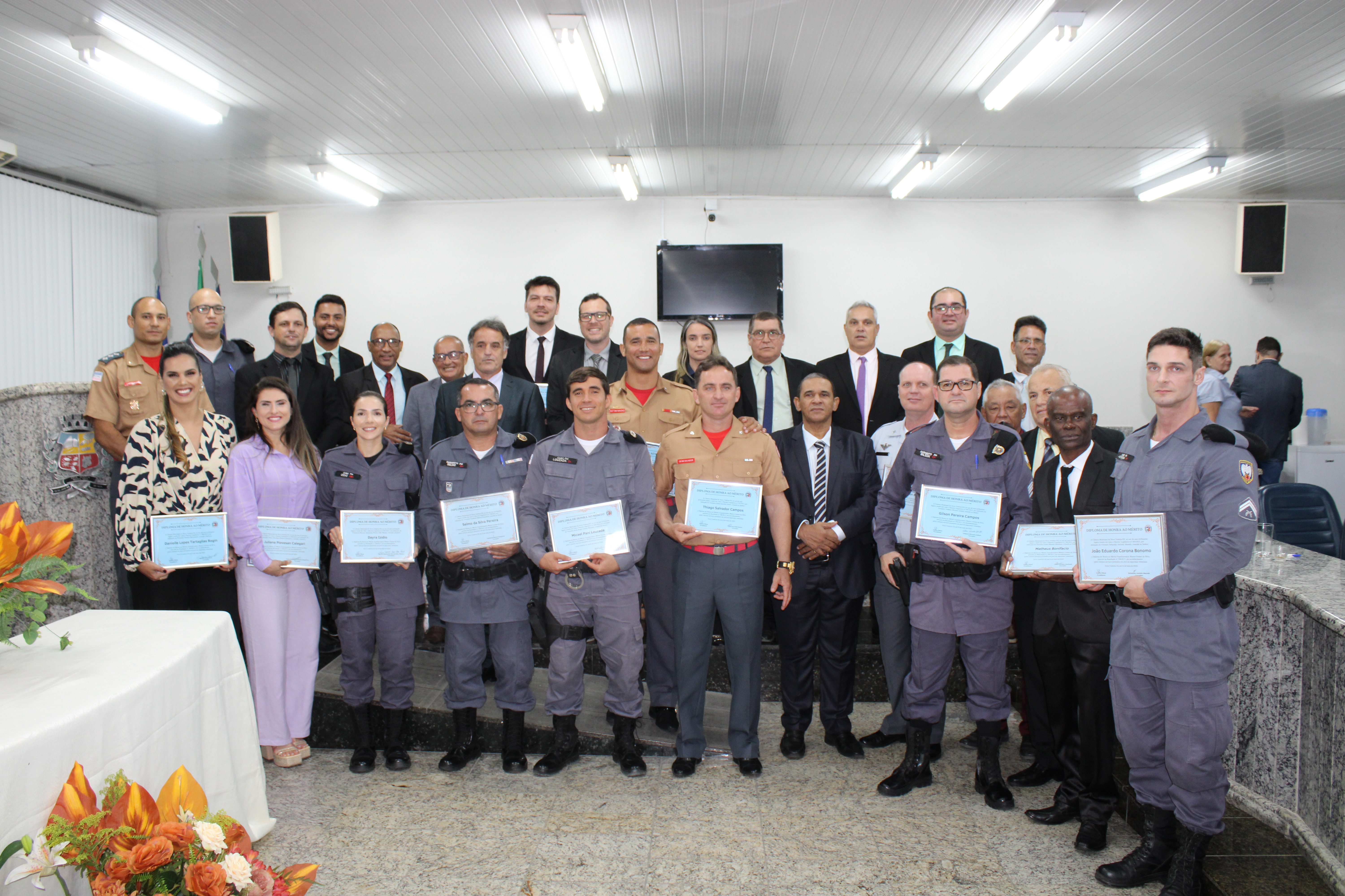 Câmara Municipal de Nova Venécia entrega honraria para policiais civis e militares