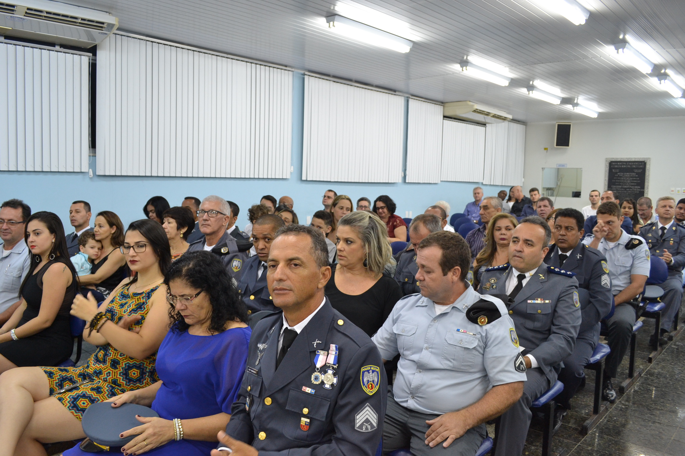 Homenageados recebem Medalha de Honra ao Mérito em sessão solene