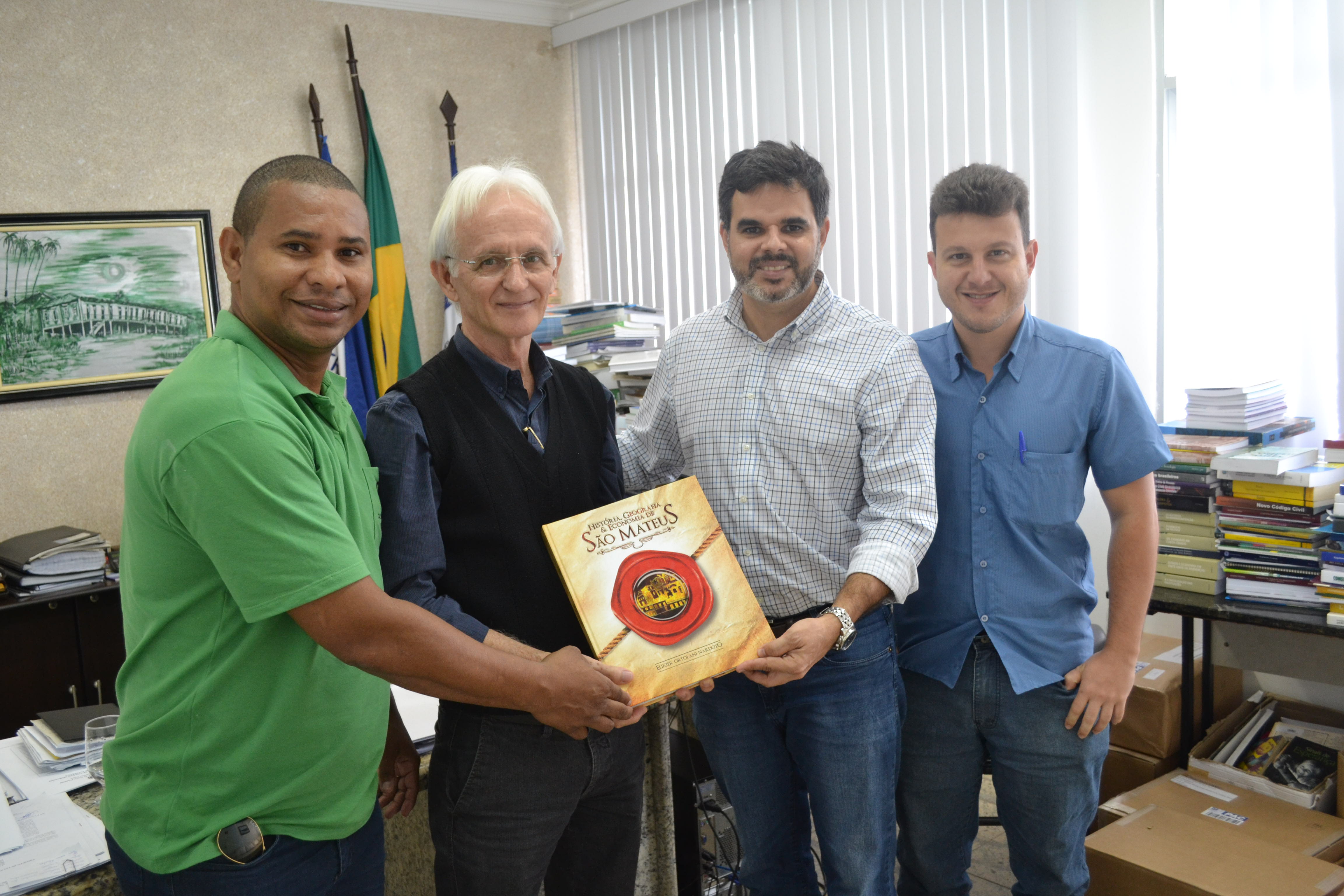 Historiador Eliezer Nardoto doa obra para acervo da biblioteca da Câmara