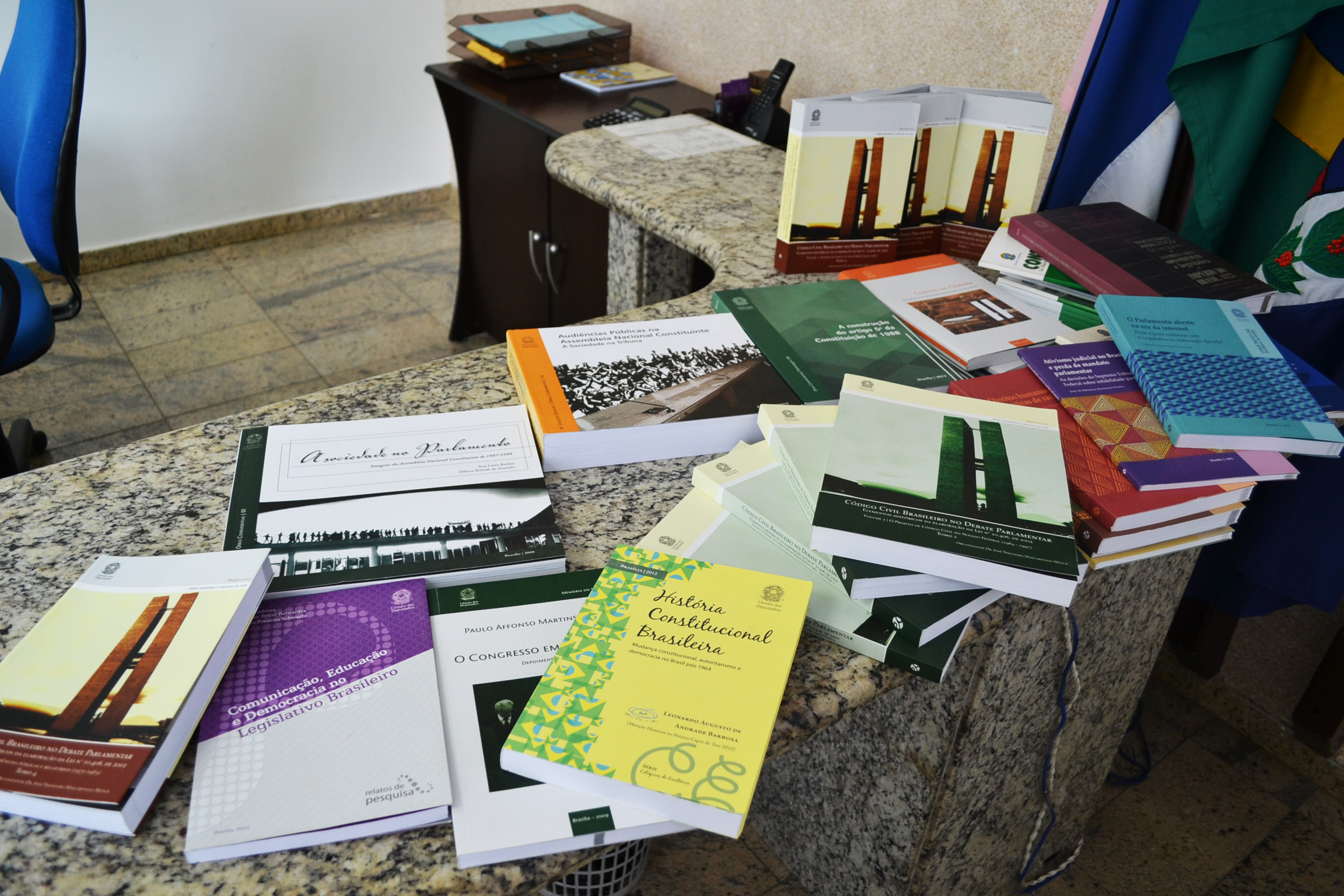 Câmara começa a montar acervo de biblioteca